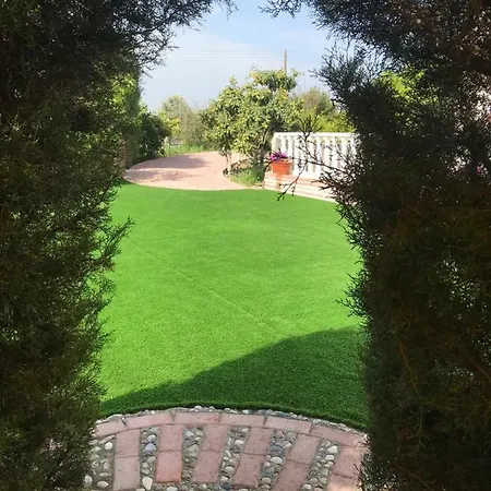 Larnaca Village Garden Apts 2 דירה *