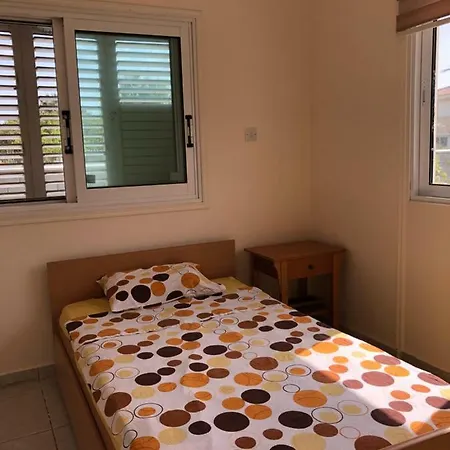 Larnaca Village Garden Apts 2 דירה