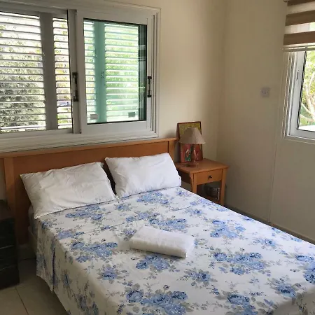 Larnaca Village Garden Apts 2 דירה